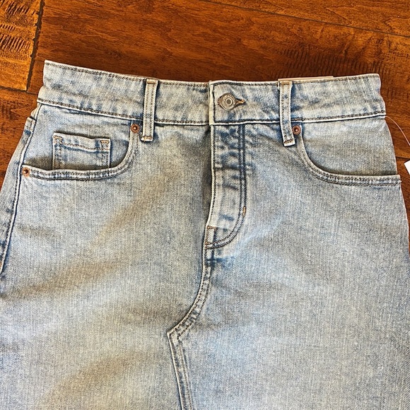Old navy high rise light denim skirt. NWT. Frayed hem. - Picture 2 of 9